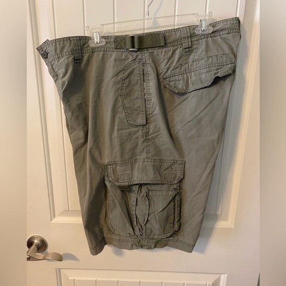 Old Navy Men’s Cargo shorts Green size 40 Belt loops zip front 6 pockets W/flaps - Picture 4 of 12